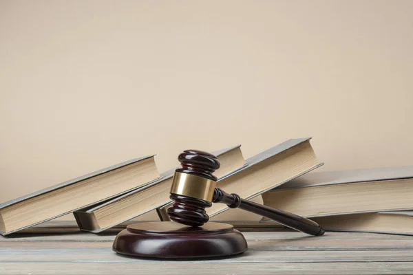 Law concept - boek met houten rechters hamer op tafel in een rechtszaal of handhaving kantoor. Ruimte voor tekst kopiëren. — Stockfoto