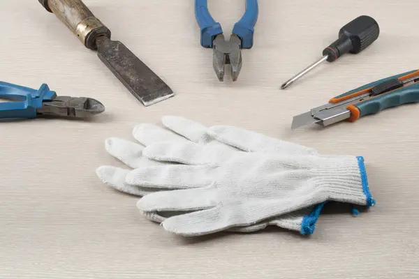 施工工具和木制背景上的工作手套. — 图库照片