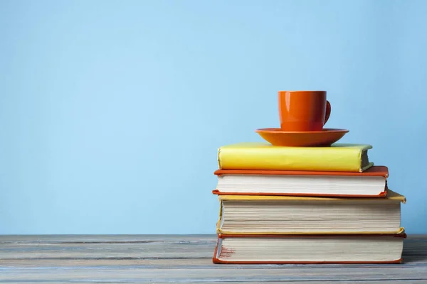 Ahşap masa üzerinde kitap yığını. Eğitim arka plan. Okula dönüş. Metin için yer kopyalayın.