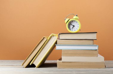 Ahşap masa üzerinde kitap yığını. Eğitim arka plan. Okula dönüş. Metin için yer kopyalayın.