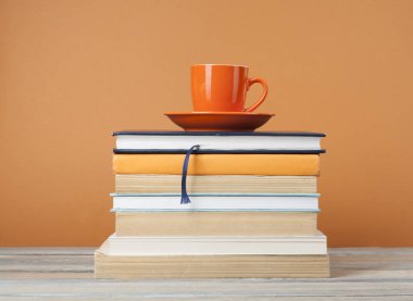 .Fincan çay ve ahşap masa kitap. Eğitim arka plan. Okula dönüş. Metin için yer kopyalayın.