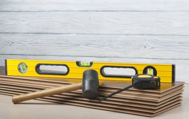 Marangozluk kavramı. Farklı araçları yeni döşeme Laminant. Metin için yer kopyalayın.