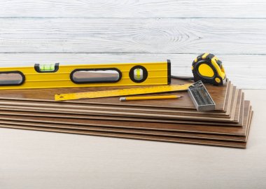 Marangozluk kavramı. Farklı araçları yeni döşeme Laminant. Metin için yer kopyalayın.