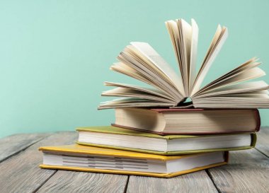 Açık kitap, ahşap masa ciltli kitap. Eğitim arka plan. Okula dönüş. Metin için yer kopyalayın.