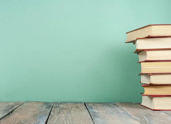 Pilha de livros coloridos em mesa de madeira. Copiar espaço para texto. De volta à escola. Fundo de educação — Fotografia de Stock