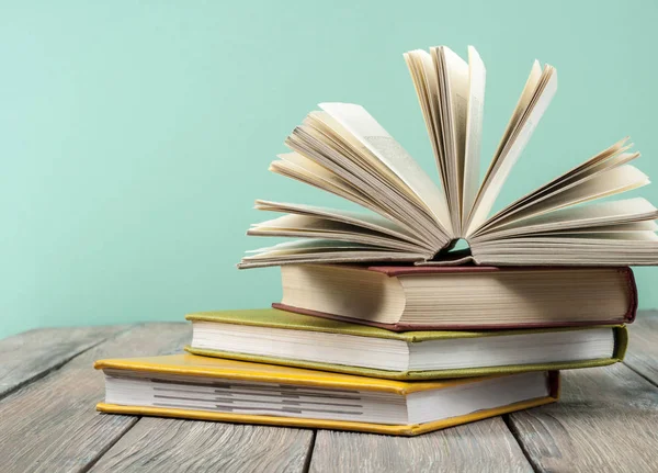 Açık kitap, ahşap masa ciltli kitap. Eğitim arka plan. Okula dönüş. Metin için yer kopyalayın.