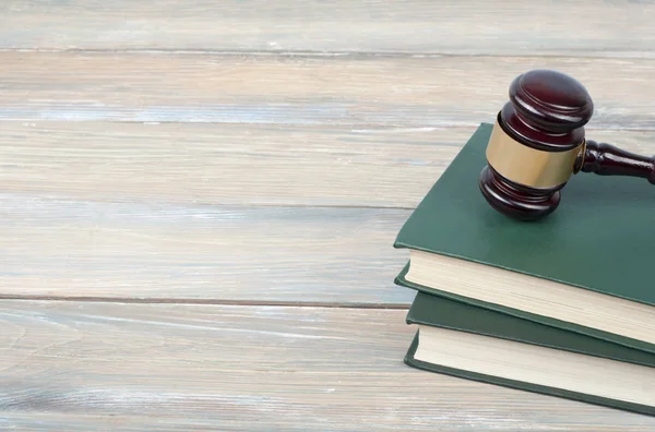 Law concept. Houten rechter hamer op tafel in een rechtszaal of handhaving kantoor. — Stockfoto