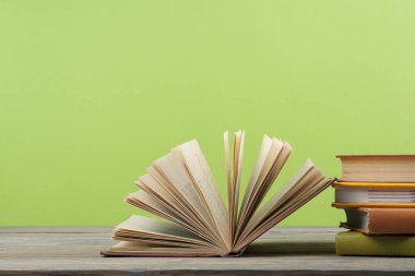 Açık kitap, ahşap masa ciltli kitap. Eğitim arka plan. Okula dönüş. Metin için yer kopyalayın.