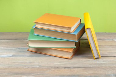 Ahşap masa üzerinde renkli kitap yığını. Metin için yer kopyalayın... Okula dönüş. Eğitim arka plan.