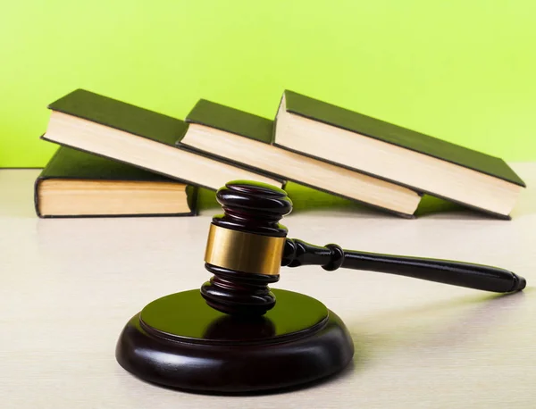 Hukuk kavramı - ahşap yargıç kitaplarla tokmak bir mahkeme veya icra ofiste tabloda. Metin için yer kopyalayın. — Stok fotoğraf