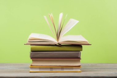 Açık kitap, ahşap masa ciltli kitap. Eğitim arka plan. Okula dönüş. Metin için yer kopyalayın.