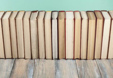 Ahşap masa üzerinde renkli kitap yığını. Metin için yer kopyalayın. Okula dönüş. Eğitim arka plan