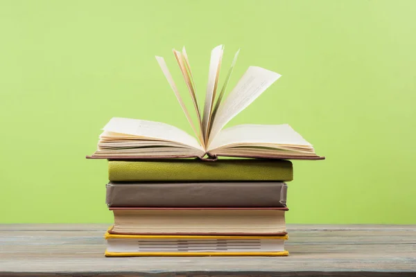 Livro aberto, livros de capa dura sobre mesa de madeira. Formação. De volta à escola. Espaço de cópia para texto . — Fotografia de Stock