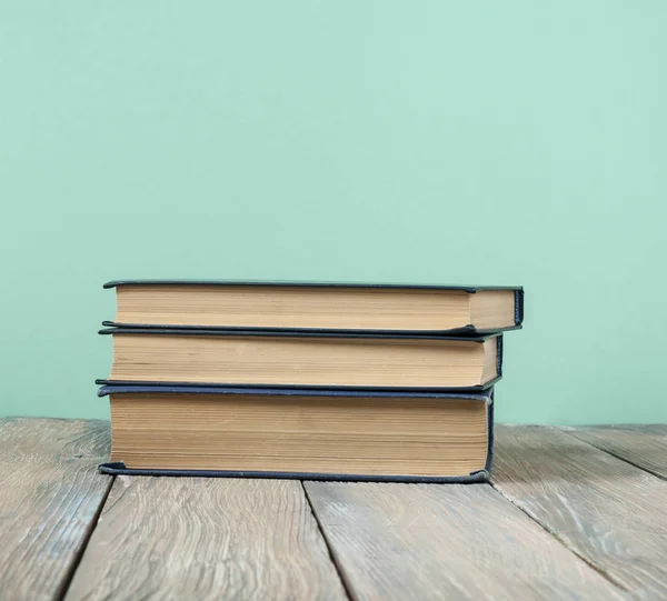 Pilha de livros coloridos na mesa de madeira, espaço livre da cópia. De volta à escola. Fundo de educação — Fotografia de Stock