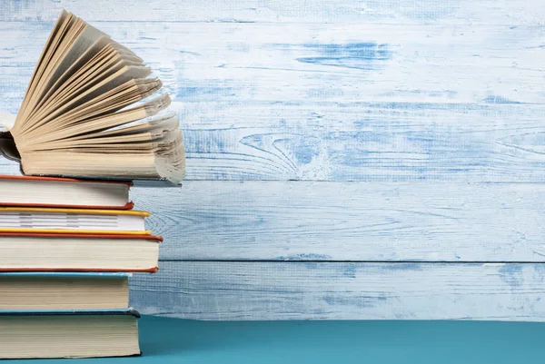 Açık kitap, ahşap masa ciltli kitap. Eğitim arka plan. Okula dönüş. Metin için yer kopyalayın.