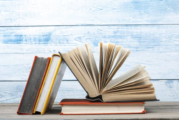 Açık kitap, ahşap masa ciltli kitap. Eğitim arka plan. Okula dönüş. Metin için yer kopyalayın.