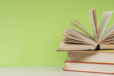 Açık kitap, ahşap masa ciltli kitap. Eğitim arka plan. Okula dönüş. Metin için yer kopyalayın.