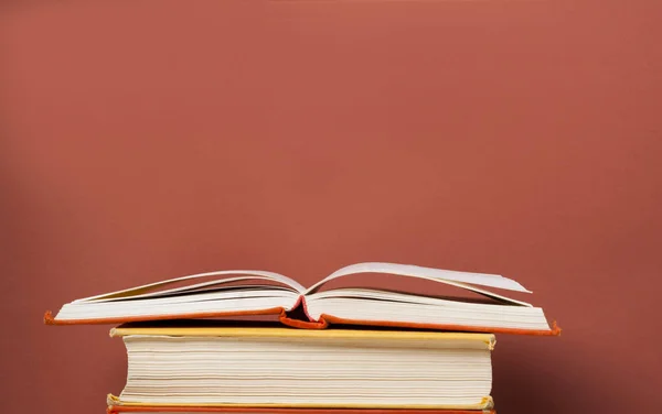 Libro abierto, libros de tapa dura sobre mesa de madera. Formación. De vuelta a la escuela. Copiar espacio para texto . —  Fotos de Stock