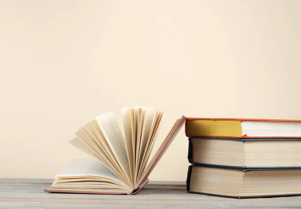 Açık kitap, ahşap masa ciltli kitap. Eğitim arka plan. Okula dönüş.