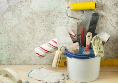 Plastik kova inşaat araçları ile. Yenileme kavramı.