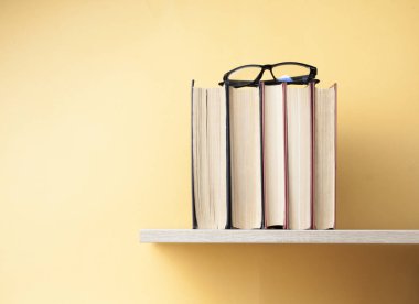 Ahşap raf kitap yığını. Eğitim arka plan. Okula dönüş. Metin için yer kopyalayın.