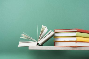 Açık kitap, ahşap masa ciltli kitap. Eğitim arka plan. Okula dönüş. Metin için yer kopyalayın.