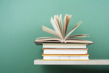 Açık kitap, ahşap masa ciltli kitap. Eğitim arka plan. Okula dönüş. Metin için yer kopyalayın.