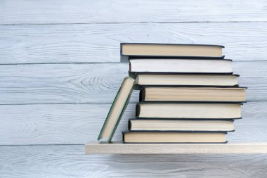 Raftaki kitap yığını. Eğitim arka plan. Okula dönüş. Metin için yer kopyalayın.