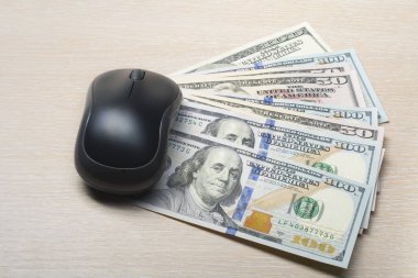 İş, finans, yatırım kavramı. Dolar ve bilgisayar fare ahşap masa üstünde.