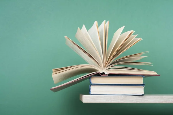 오픈도 서, 나무 선반에 hardback 책입니다. 교육 배경입니다. 학교 돌아가기. 텍스트를 위한 공간 복사. — 스톡 사진