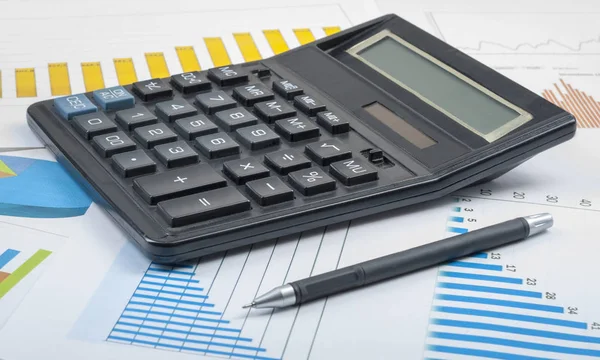Σπίτι εξοικονόμηση, έννοια του προϋπολογισμού. Αριθμομηχανή, στυλό και το γράφημα στο γραφείο τραπέζι — Φωτογραφία Αρχείου