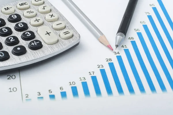 Ahorro en el hogar, concepto de presupuesto. Gráfico. pluma, calculadora y monedas en mesa de escritorio de oficina de madera — Foto de Stock