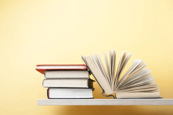 Libro abierto, libros de tapa dura sobre mesa de madera. Formación. De vuelta a la escuela. Copiar espacio para texto . —  Fotos de Stock