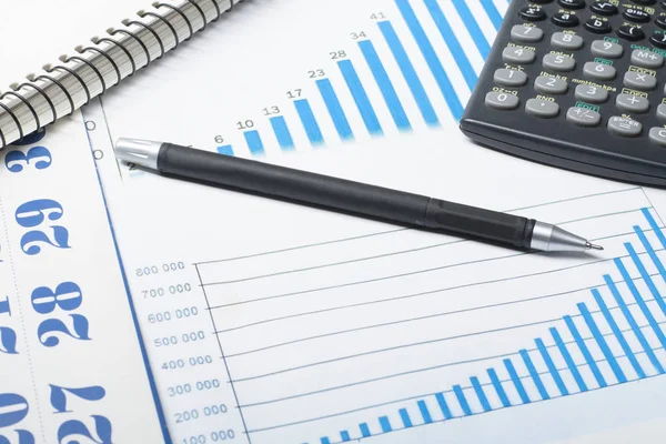 Ahorro en el hogar, concepto de presupuesto. Gráfico, pluma y calculadora en mesa de escritorio de madera — Foto de Stock