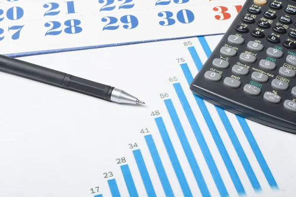 Ahorro en el hogar, concepto de presupuesto. Gráfico, pluma y calculadora en mesa de escritorio de madera — Foto de Stock