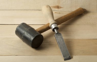 Ahşap arka plan üzerinde inşaat araçları. Metin için yer kopyalayın.