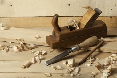 Ahşap arka plan üzerinde eski inşaat araçları. Metin için yer kopyalayın.