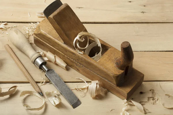 Ács koncepció. Asztalos Asztalos munkahelyen. A fából készült asztal fűrészpor Építőipari eszközök. — Stock Fotó