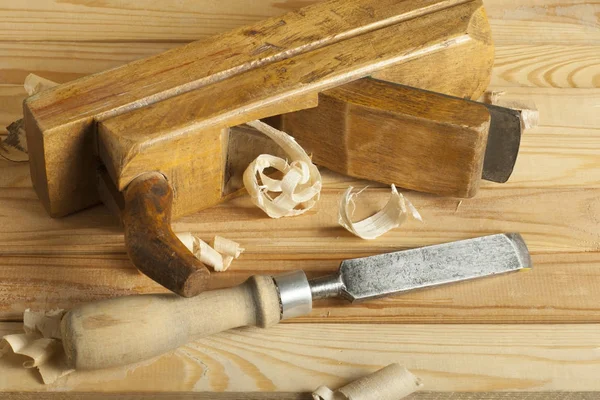 大工仕事のコンセプトです。建具大工の職場。おがくずの木製テーブルの上構築ツール. — ストック写真
