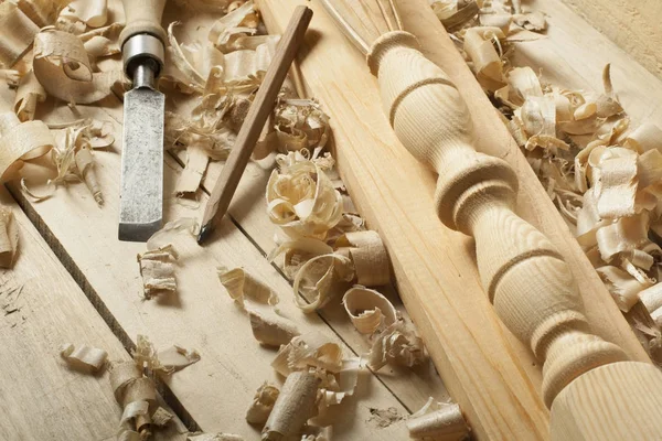 Concepto de carpintería.Empleado carpintero carpintero. Herramientas de construcción sobre mesa de madera con serrín. Copiar espacio para texto . — Foto de Stock
