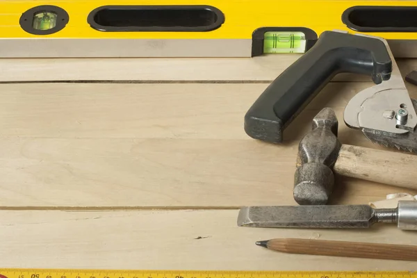 Concepto de carpintería.Empleado carpintero carpintero. Herramientas de construcción, virutas y lápiz sobre mesa de madera  . — Foto de Stock