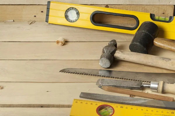 Timmerwerk concept. Joiner timmerman werkplek. Hulpmiddelen van de bouw, schaafsel en potlood op houten tafel . — Stockfoto