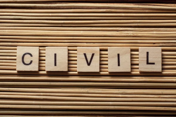 Word sivil, ahşap arka plan ağaç küpleri.