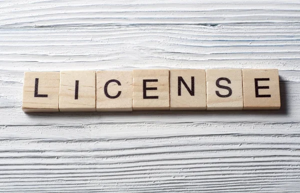 Ahşap küpleri yazılı lisans kelime. Ekonomi kavramı. Para