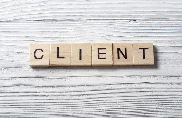 Ahşap küpleri yazılmış istemci kelime. Ekonomi kavramı. Para