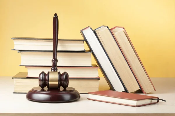 Concetto di legge. Libro con martelletto di giudici in legno sul tavolo in un'aula di tribunale o in un ufficio di esecuzione . — Foto Stock