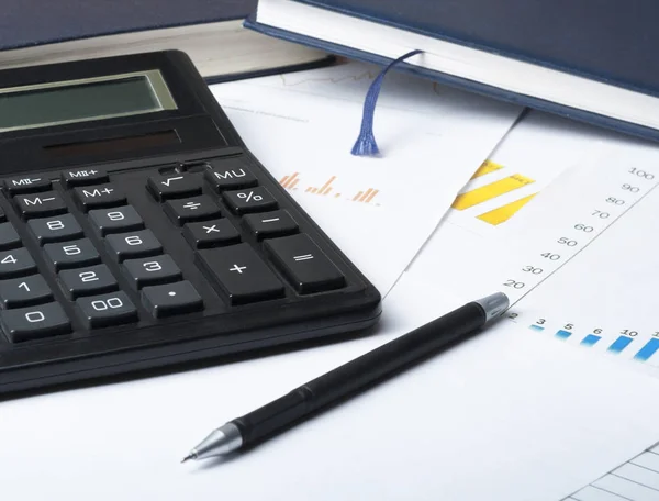 Poupança doméstica, conceito de orçamento. Gráfico, livros de contabilidade, caneta, calculadora na mesa de escritório de madeira . — Fotografia de Stock