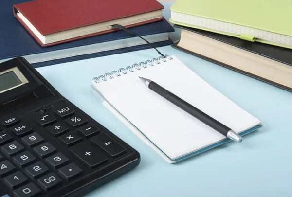 Σπίτι εξοικονόμηση, έννοια του προϋπολογισμού. Το σημειωματάριο, στυλό, αριθμομηχανή σε ξύλινο γραφείο τραπέζι. — Φωτογραφία Αρχείου