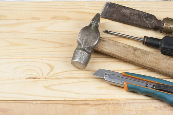 De hulpmiddelen van de bouw op houten achtergrond. Ruimte voor tekst kopiëren. Bouwconcept. — Stockfoto