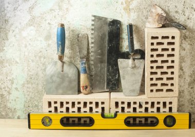 Tuğla inşaat araçları; Ücretsiz kopya alanı. İnşaat ve tadilat kavramı.